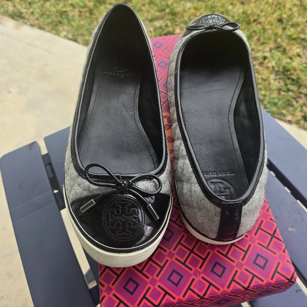 Tory Burch Ballet Flats Size 8.5M Skylar Gray Felt Black Patent Leather Luxury